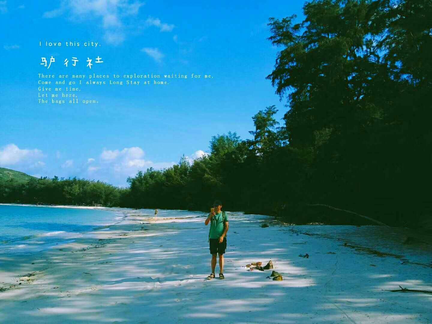 沙滩游玩的女孩们